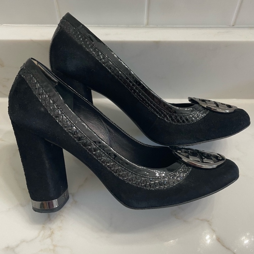 Tory Burch Signature Logo Suede Pumps with Patent Leather Trim - Size 8